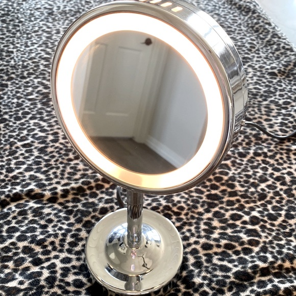 Lighted travel makeup mirror. - Picture 1 of 7